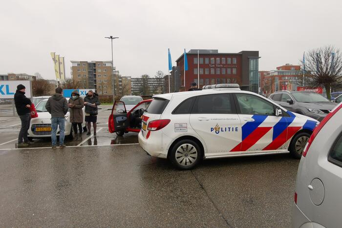 Bestuurster duwt op gaspedaal in plaats van rem, vier auto's lopen schade op