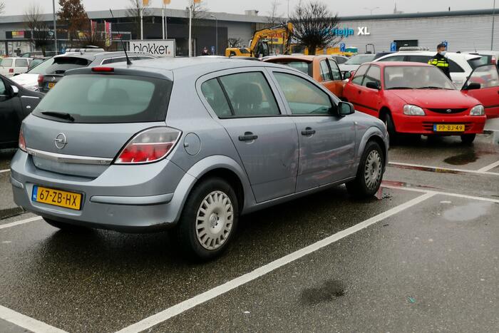 Bestuurster duwt op gaspedaal in plaats van rem, vier auto's lopen schade op