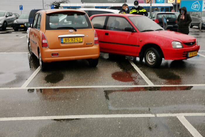 Bestuurster duwt op gaspedaal in plaats van rem, vier auto's lopen schade op