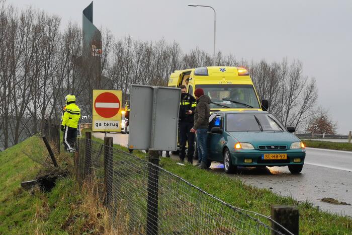 Auto belandt onderaan talud
