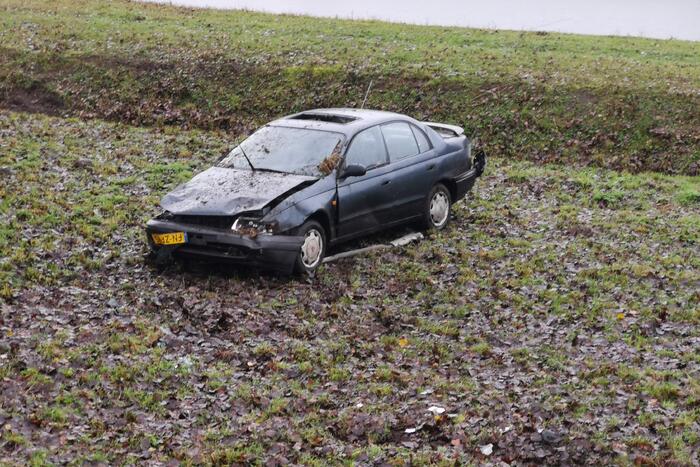 Auto belandt onderaan talud