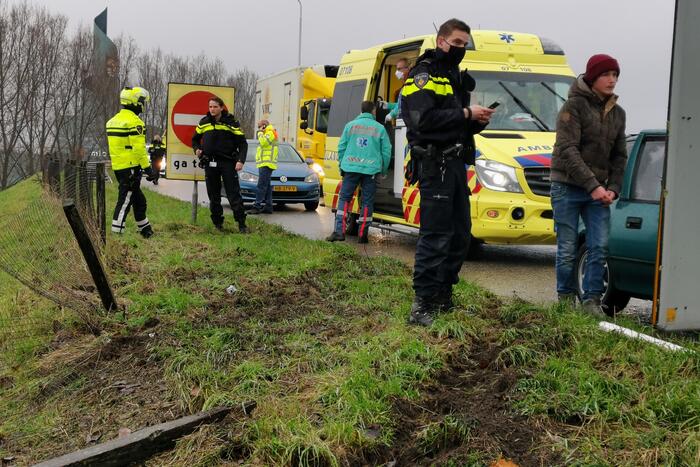 Auto belandt onderaan talud
