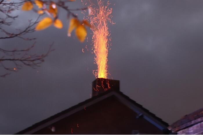 Hond uit woning gehaald bij schoorsteenbrand