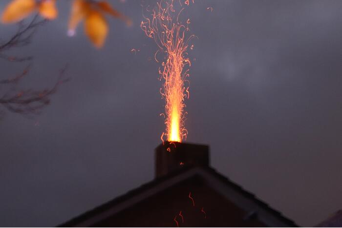 Hond uit woning gehaald bij schoorsteenbrand