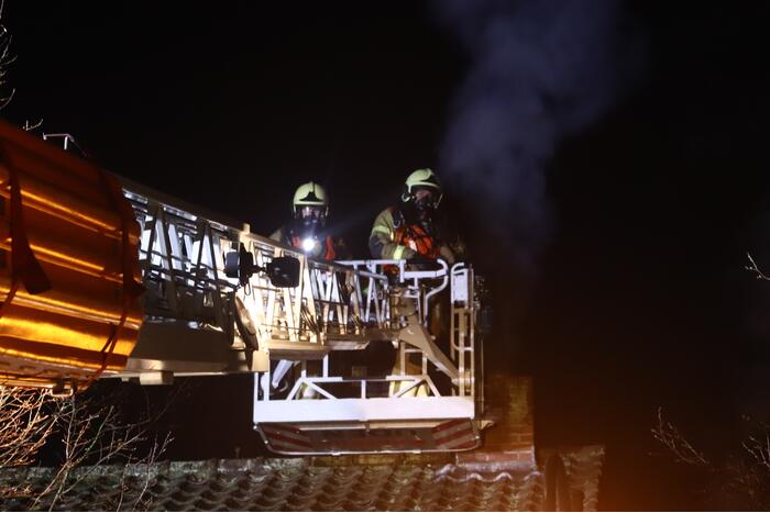 Hond uit woning gehaald bij schoorsteenbrand