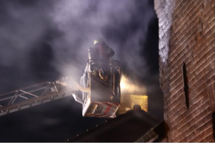 Hond uit woning gehaald bij schoorsteenbrand