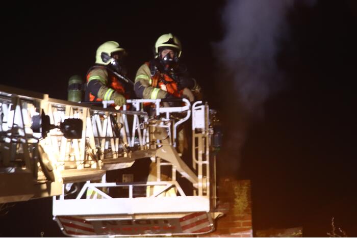 Hond uit woning gehaald bij schoorsteenbrand