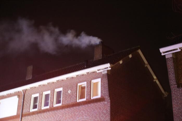 Schoorsteen rookt hevig door brand
