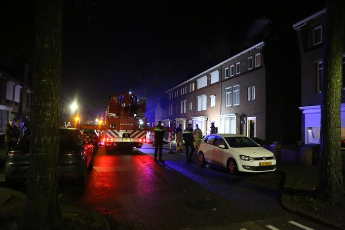 Schoorsteen rookt hevig door brand