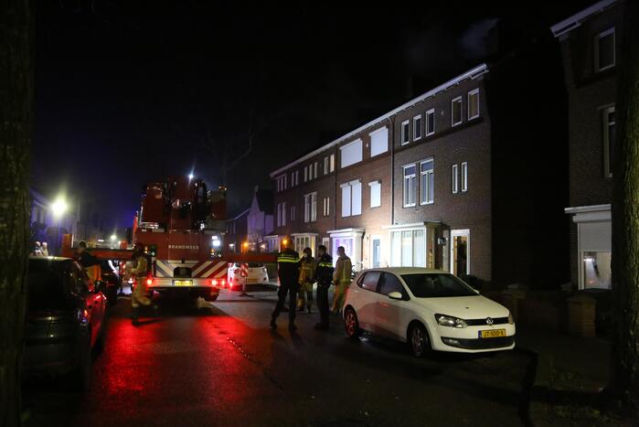 Schoorsteen rookt hevig door brand