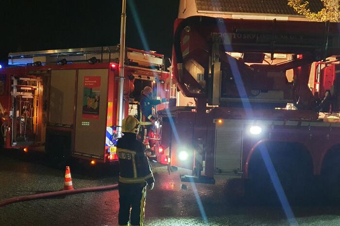 Brandweer veegt schoorsteen na brand