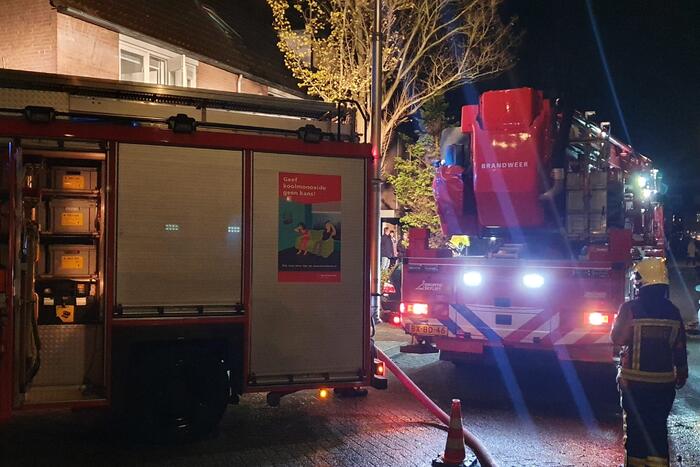 Brandweer veegt schoorsteen na brand