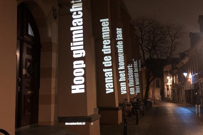 Decemberlicht in donkere straten