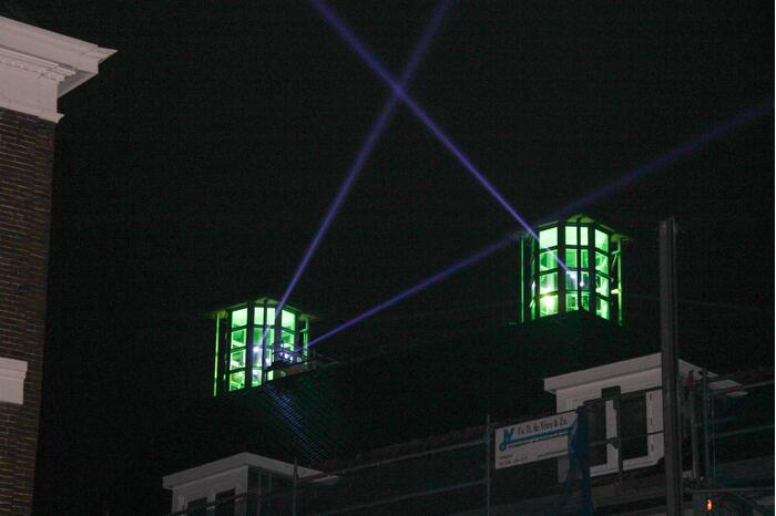 Decemberlicht in donkere straten