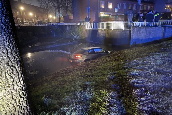 Auto belandt in sloot, inzittenden gevlucht