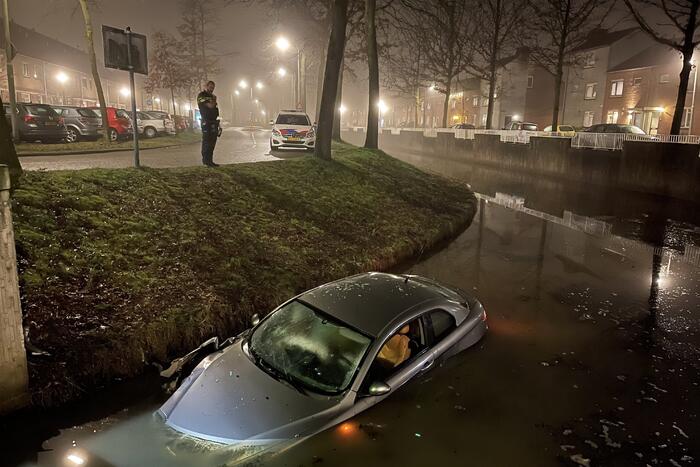 Auto belandt in sloot, inzittenden gevlucht