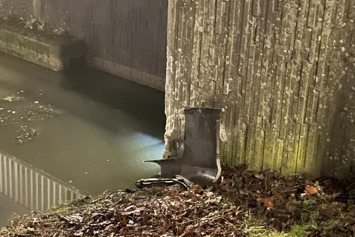 Auto belandt in sloot, inzittenden gevlucht