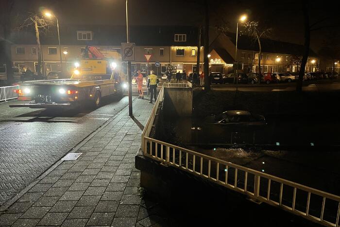 Auto belandt in sloot, inzittenden gevlucht