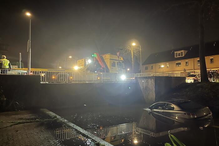 Auto belandt in sloot, inzittenden gevlucht