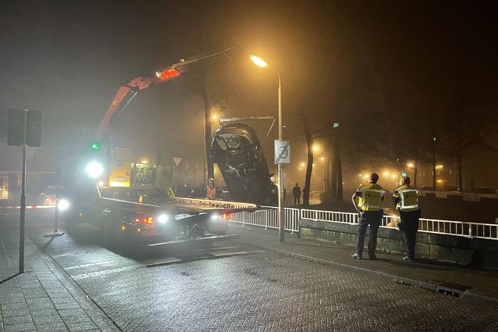 Auto belandt in sloot, inzittenden gevlucht