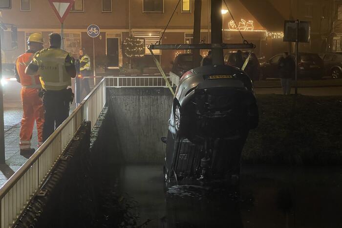 Auto belandt in sloot, inzittenden gevlucht