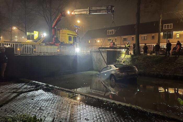 Auto belandt in sloot, inzittenden gevlucht