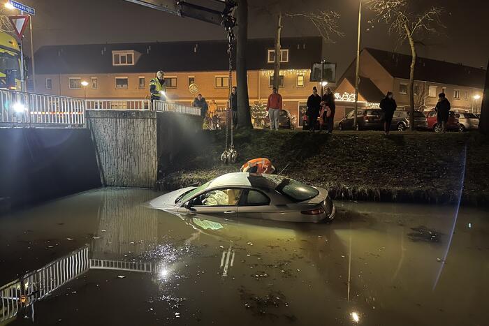Auto belandt in sloot, inzittenden gevlucht