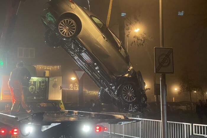 Auto belandt in sloot, inzittenden gevlucht