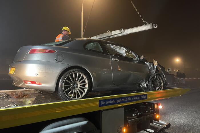 Auto belandt in sloot, inzittenden gevlucht