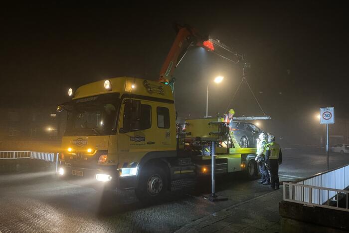 Auto belandt in sloot, inzittenden gevlucht