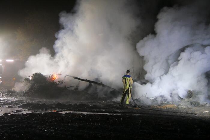 Flinke rookpluimen bij aangestoken buitenbrand