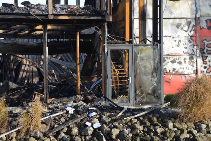 Uitslaande brand bij loods van botenbouwer