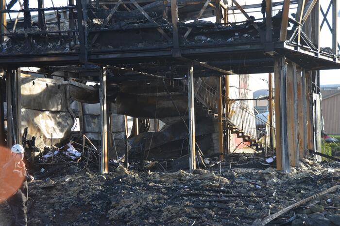 Uitslaande brand bij loods van botenbouwer