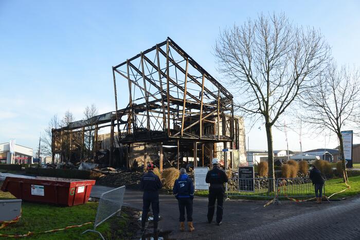 Uitslaande brand bij loods van botenbouwer