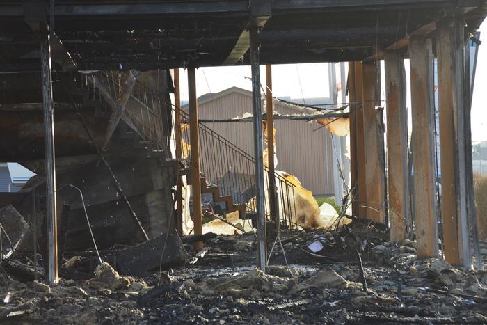 Uitslaande brand bij loods van botenbouwer