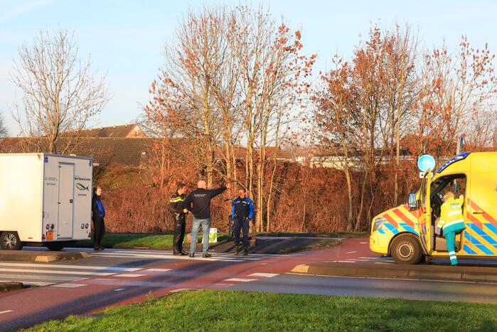 Bestelbus met viskar botst op overstekende e-biker