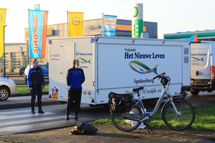 Bestelbus met viskar botst op overstekende e-biker