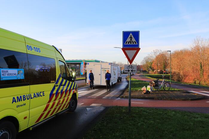 Bestelbus met viskar botst op overstekende e-biker