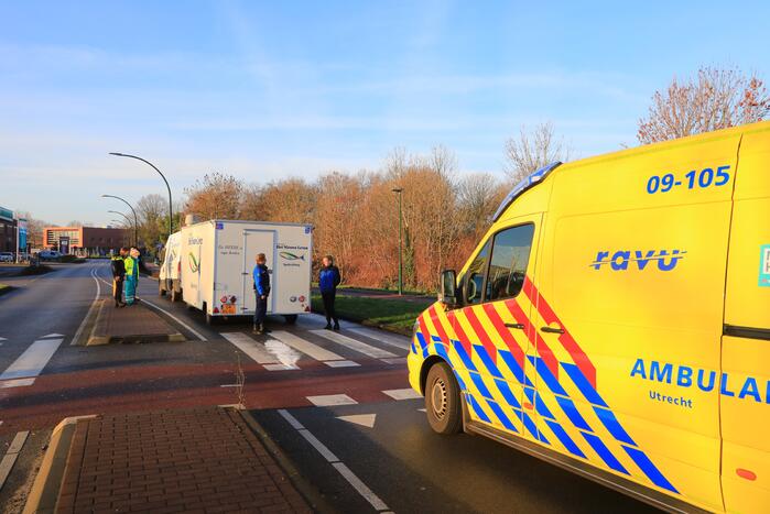 Bestelbus met viskar botst op overstekende e-biker