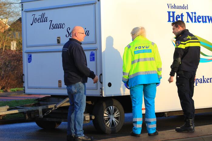 Bestelbus met viskar botst op overstekende e-biker