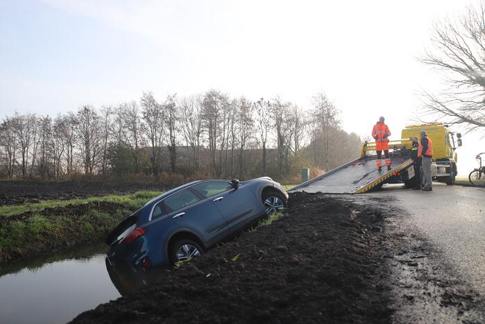Geparkeerde auto glijdt sloot in
