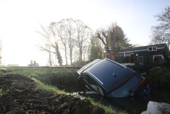 Geparkeerde auto glijdt sloot in