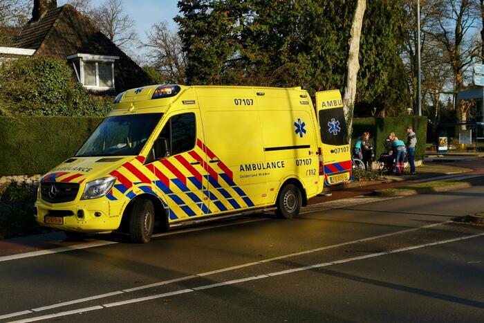 Fietsster gewond bij aanrijding op rotonde