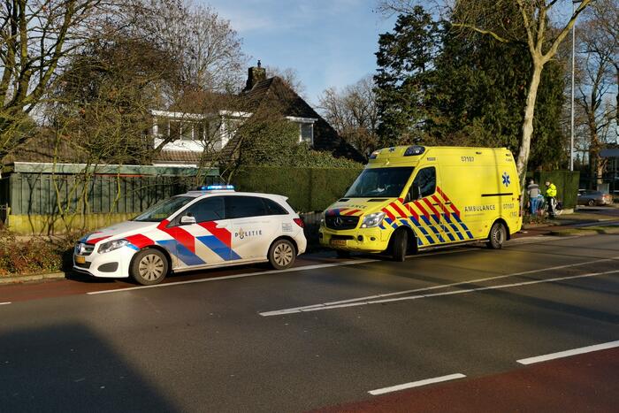 Fietsster gewond bij aanrijding op rotonde
