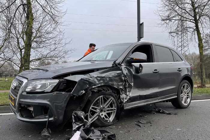 Veel schade na botsing tussen twee auto's