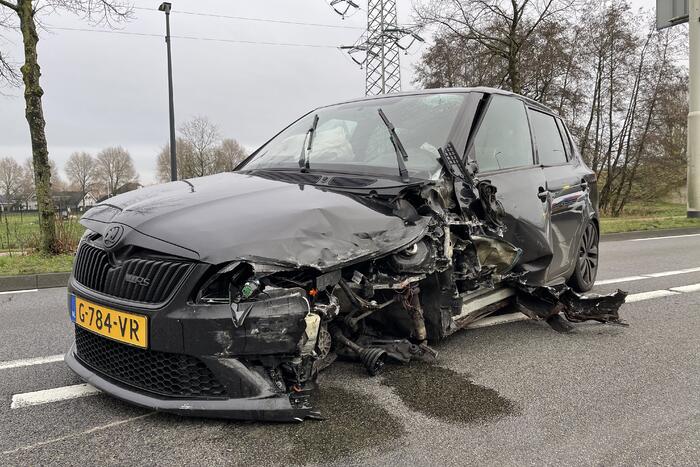 Veel schade na botsing tussen twee auto's