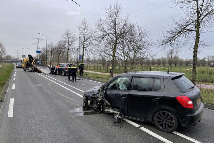 Veel schade na botsing tussen twee auto's