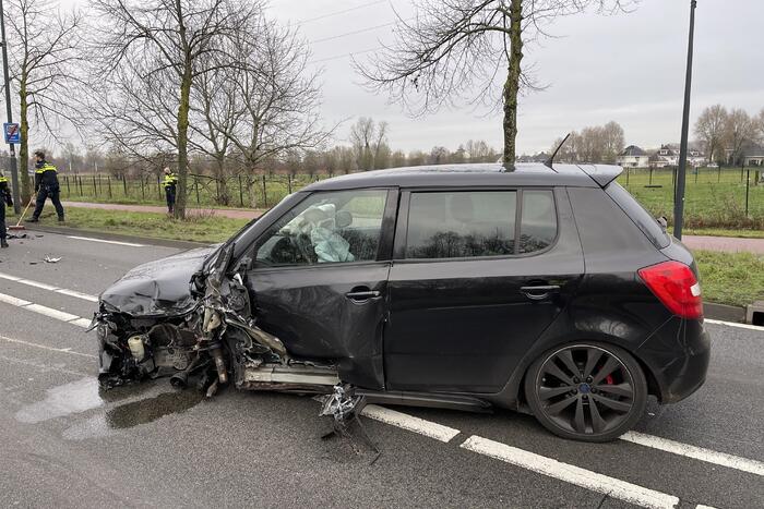Veel schade na botsing tussen twee auto's