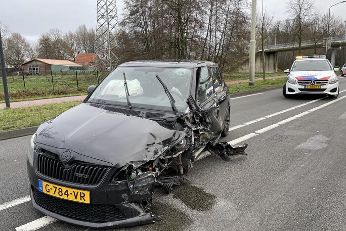 Veel schade na botsing tussen twee auto's
