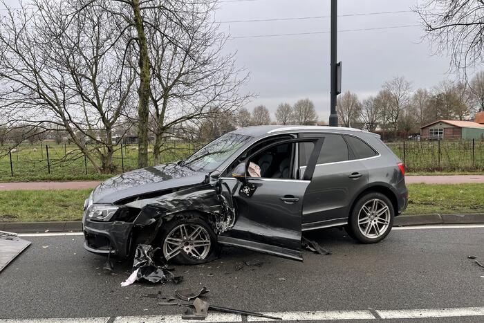 Veel schade na botsing tussen twee auto's